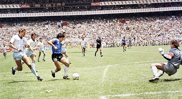 এক হাতেই আর্জেন্টিনাকে ১৯৮৬ বিশ্বকাপ জিতিয়েছিলেন ম্যারাডোনা। ছবি: সংগৃহীত