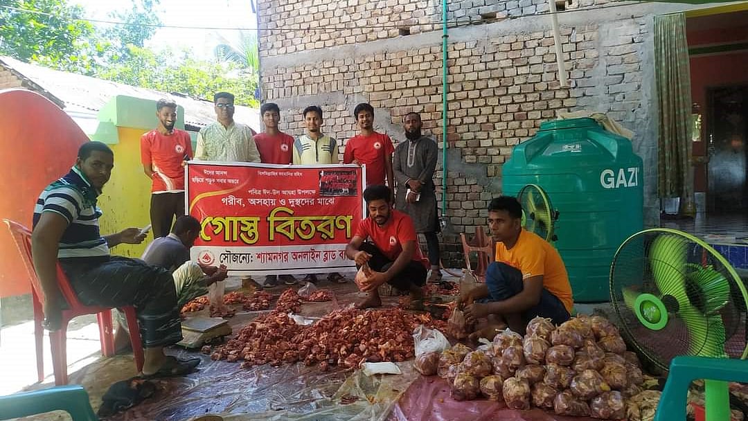 শ্যামনগর অনলাইন ব্লাড ব্যাংক পশু কোরবানির পর প্রায় ১৫০ কেজি গোশত ১২টি এতিমখানা ও উপকূলীয় এলাকার ১৩০টি অসচ্ছল পরিবারের মধ্যে বিতরণ করা হয়। ছবি: আবদুল আলিম