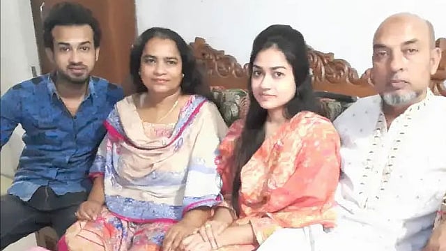 স্ত্রী ও সন্তানদের সঙ্গে এসআই হাফিজুর রহমানের পারিবারিক ছবি। এখন তিনি শুধুই ফ্রেমে বন্দী। ছবি: সংগৃহীত