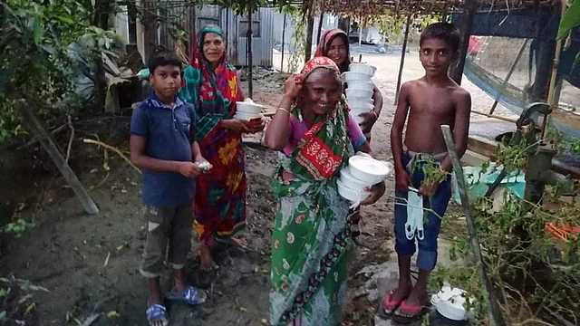 খাবার পেয়ে খুশি এরা। ছবি: বিজ্ঞপ্তি
