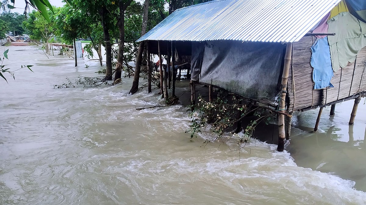 জামালপুরে বন্যা পরিস্থিতির ফের অবনতি হয়েছে। ছবিটি জামালপুরের ইসলামপুর উপজেলার উলিয়া এলাকা থেকে তোলা। ছবি: প্রথম আলো