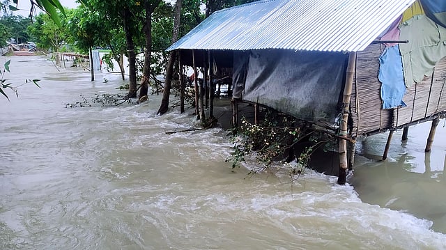 জামালপুরে বন্যা পরিস্থিতির ফের অবনতি হয়েছে। ছবিটি জামালপুরের ইসলামপুর উপজেলার উলিয়া এলাকা থেকে তোলা। ছবি: প্রথম আলো