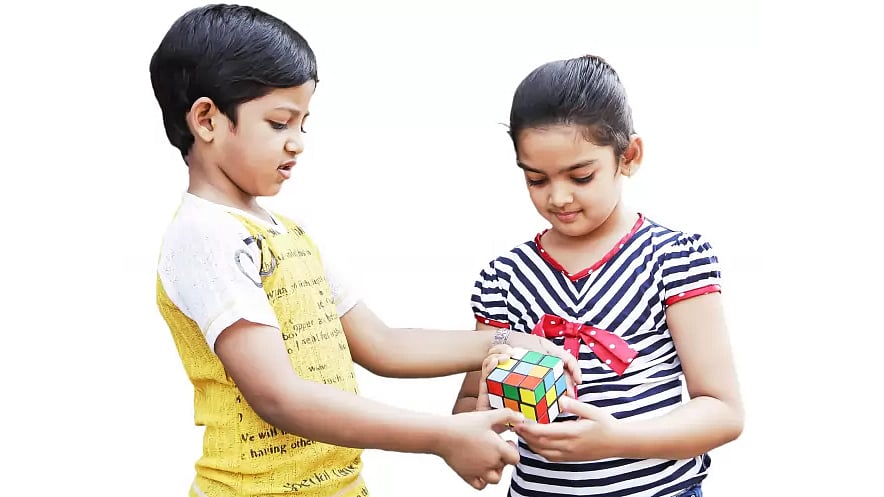 খেলতে খেলতে শিখছে শিশুরা।