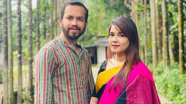 ঈদের দিন শ্বশুরবাড়ির সামনে স্বামীর সঙ্গে মাহি। ছবি: ফেসবুক থেকে