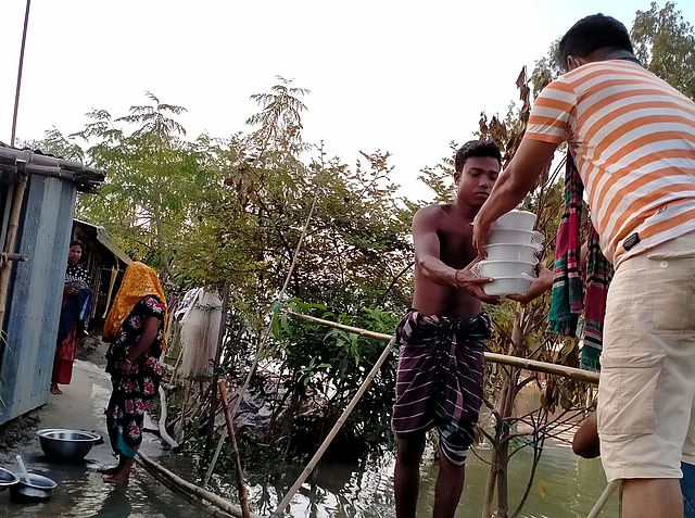 বানভাসী মানুষের কাছে পৌঁছে দেওয়া হচ্ছে ‘আমরাই কিংবদন্তী গ্রুপের’ খাবার। ছবি: বিজ্ঞপ্তি