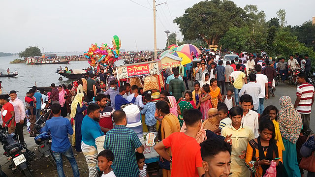 ঈদ উপলক্ষে পাবনার বেড়া পৌরসভার হুরাসাগর পারে হাজারো মানুষের ঢল নামে। বেড়াতে আসা লোকজনের মুখে মাস্ক নেই। সামাজিক দূরত্ব মানার কোনো তাগিদই নেই। ছবিটি গতকাল রোববার তোলা। ছবি: প্রথম আলো