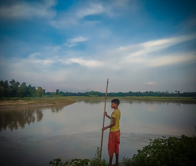 পবিত্র ঈদুল আজহার দিনে কেউ কোরবানি নিয়ে ব্যস্ত, আবার কেউ নতুন কাপড় পরে বেড়াচ্ছেন আত্মীয়দের বাসায়। কিন্তু এই ছেলেটা মনু নদীতে জাল ফেলে অপেক্ষা করছে কখন মাছ এসে তার জালে ধরা দেবে। হতে পারে এই মাছগুলোই তার ঈদের খাবার। ছবিটি মৌলভীবাজারের কুলাউড়া উপজেলার কাউকাপন এলাকার মনু নদীর তীর থেকে তোলা। ছবি: কামরান আহমদ