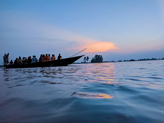 সূর্যের অস্ত যাওয়ার সঙ্গে যেন নীড়ে ফেরার এক কোমল প্রতিযোগিতা। ছবিটি তিস্তা নদী থেকে তোলা। লালমনিরহাট, ২ আগস্ট। ছবি: তানভীর মোর্শেদ প্রান্ত