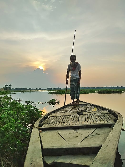 সূর্যের আলো অস্ত যাওয়ার মতো জীবনের আলোটা আস্তে আস্তে নিভে যায়। তবুও জীবনের নৌকা বেয়ে সামনে চলতে হয়, লগির মতো হাতে ধরার শক্ত কিছু না থাকলেও চালিয়ে যেতে হয়। আবাসন, বালিয়াকান্দি, রাজবাড়ী, ২ আগস্ট। ছবি: শামিম মিয়া