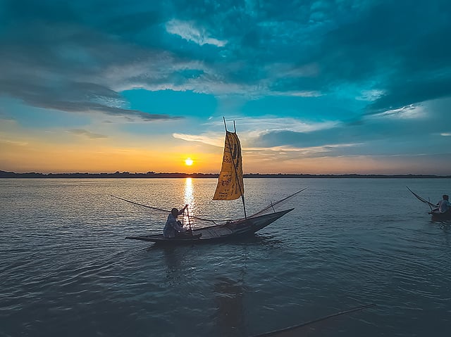 মধুমতির থইথই পানিতে পালতোলা নৌকা নিয়ে মাঝির ছুটে চলা। লংকারচর, বোয়ালমারী, ফরিদপুর, ৩ আগস্ট। ছবি: রাকিবুল ইসলাম