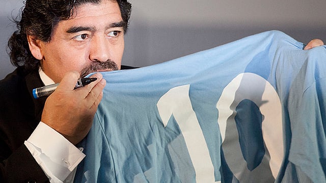 নাপোলি আর্জেন্টাইন কিংবদন্তির ১০ নম্বর জার্সিটাকে চিরতরে শুধুই ম্যারাডোনার করে রেখেছে ক্লাবে। ফাইল ছবি