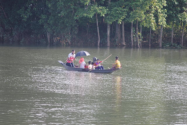 ঈদ উপলক্ষে ঘুরতে বেরিয়েছেন অনেকে। সিলেটের বাওরকান্দি এলাকায় নৌকা নিয়ে ঘুরছেন অনেকে। ছবিটি সিলেটের বাওরকান্দি এলাকা থেকে তোলা। ২ আগস্ট। ছবি: অনির্বাণ সেনগুপ্ত