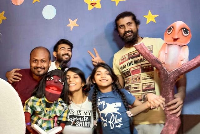 টিম ‘টুগেদার উই ক্যান’–এর শিল্প নির্দেশক চয়ন কুমার দাস, নির্বাহী প্রযোজক অমিত সিনহা, পরিচালক ও পাপেটিয়ার নওশাবা, পাপেটিয়ার প্রকৃতি ও আশিকিন খান। ছবি: সংগৃহীত