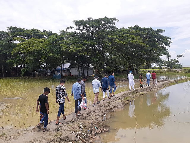 নদীভাঙন আর বন্যায় প্লাবিত নোয়াখালীর কোম্পানীগঞ্জের চরএলাহী। করোনায় চরম দুর্ভোগে এ এলাকার মানুষ। ঈদের আনন্দ তাদের থেকে পালিয়েছে বহুদূরে। তাইতো তাদের সঙ্গে ঈদের আনন্দ ভাগাভাগি করে নিতে টানা দুই দিন ধরে অসহায় এই মানুষগুলোর মধ্যে গরুর মাংস বিতরণ করে পাশে রয়েছেন ‘জীবন আলো’র স্বেচ্ছাসেবীরা। ছবি: মো. শাহাদাত হোসেন নিশাদ