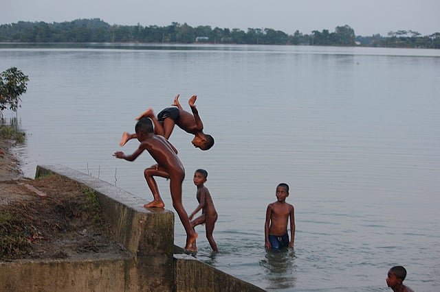 গরমের কারণে পানি নেমে খেলায় মগ্ন শিশু-কিশোরেরা। ছবিটি সিলেটের বাওরকান্দি এলাকা থেকে সোমবার তোলা। ছবি: অনির্বাণ সেনগুপ্ত