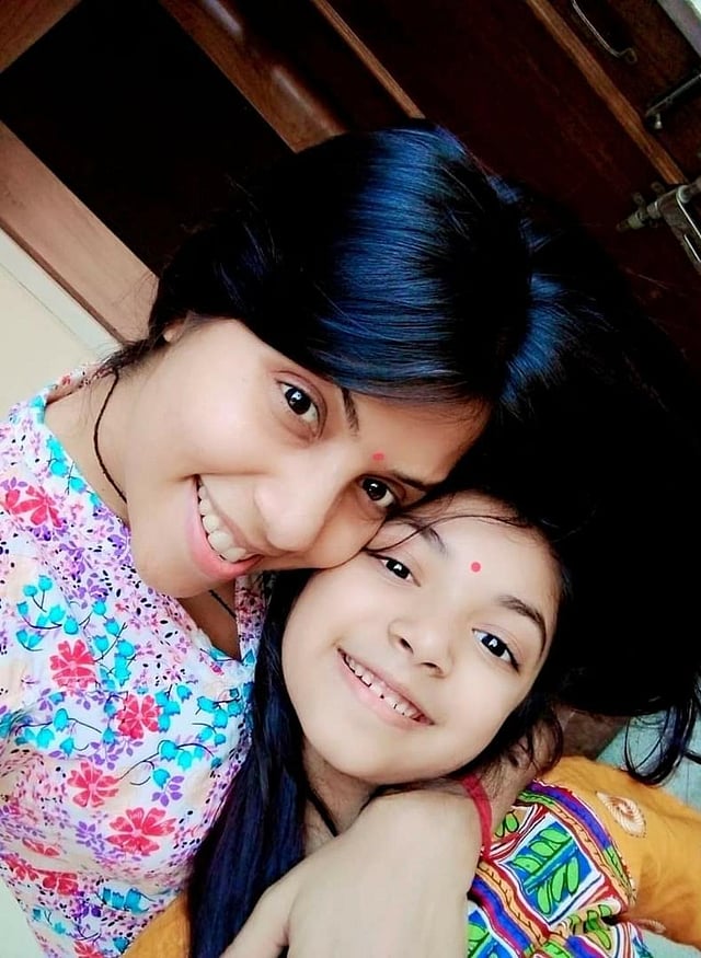 মেয়ে প্রকৃতির সঙ্গে নওশাবা। ছবি: সংগৃহীত