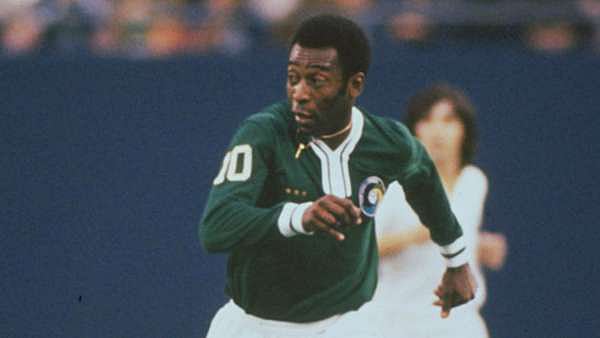 নিউইয়র্ক কসমস ব্রাজিলিয়ান কিংবদন্তির সম্মানে ১০ নম্বর জার্সিটা উঠিয়ে রেখেছে। ফাইল ছবি