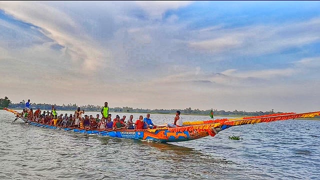 নৌকাবাইচ। শাজাহানপুর, বগুড়া, ৩ আগস্ট। ছবি: আরিফ শেখ