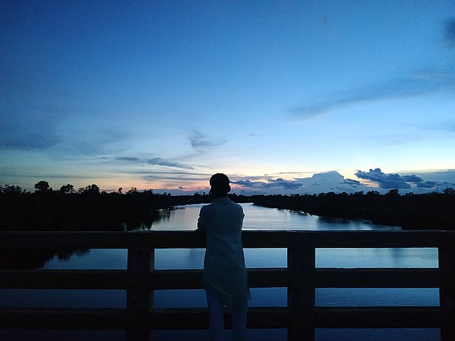 ঈদুল আজহার দিনে বিকেল গড়িয়ে সন্ধ্যা নেমেছে। সাতক্ষীরা, ১ আগস্ট। ছবি: রিফাত নূর রাব্বি