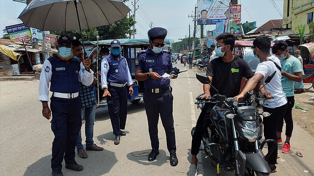 করোনা পরিস্থিতির কারণে দায়িত্ব বেড়ে গেছে পুলিশ সদস্যদের। মঙ্গলবার সকালে শরীয়তপুর জেলা শহরের রাজগঞ্জ ব্রিজ এলাকায়। ছবি: প্রথম আলো
