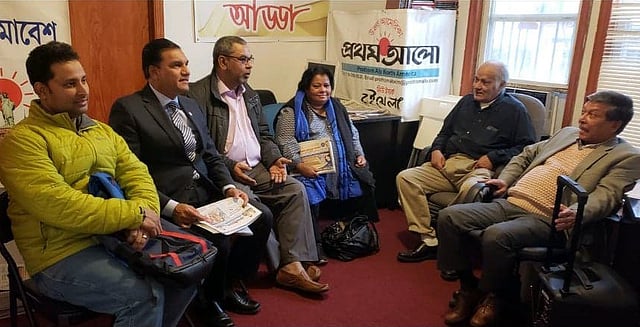 প্রথম আলো উত্তর আমেরিকা অফিসে লেখক ও সাংবাদিকদের সঙ্গে কবি আলেয়া চৌধুরী। ছবি: প্রথম আলো