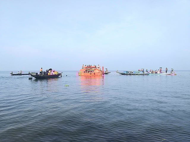 প্রকৃতির রং, রূপ আর বৈচিত্র্যের মেলবন্ধনের এক অপার সৌন্দর্যের নাম হাকালুকি হাওর। ফেঞ্চুগঞ্জ, সিলেট, ৪ আগস্ট। ছবি: ছামি হায়দার