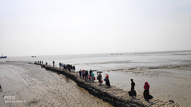 খুলতে শুরু করেছে কলকারখানা। জীবনের তাগিদে সবাই ছুটে যাচ্ছে ব্যস্ত নগরীতে। সন্দ্বীপ গুপ্তছড়া ঘাট থেকে গতকাল সোমবার ছবিটি তোলা হয়েছে। ছবি: আনামুল হক রাসেল