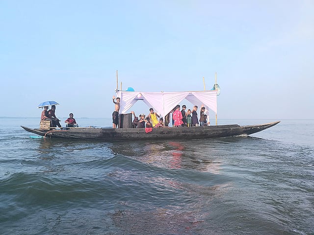 করোনাভাইরাসের সংক্রমণ রোধে মাস্ক, সামাজিক দূরত্ব কোনোটাই নেই। পর্যটকদের ভিড়ে মুখর হয়ে উঠেছে হাকালুকি হাওর। ফেঞ্চুগঞ্জ, সিলেট, ৪ আগস্ট। ছবি: ছামি হায়দার