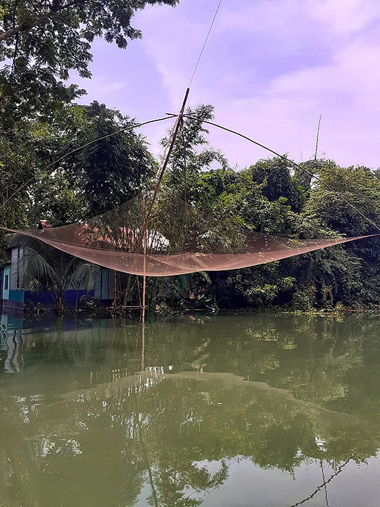 পানিতে টইটম্বুর চারদিক। বাড়ির চারপাশে পানি নৌকা ছাড়া কোথাও যাওয়ার অবকাশ নেই। আর এ বন্যার মৌসুমে বাড়ির পাশেই রয়েছে সিপ জাল। এই জালের ওপর নির্ভরশীল অনেক পরিবার। এই মৌসুমে বিলে, খালে পাতা হয়েছে সিপ জাল। মির্জাপুর, টাঙ্গাইল, ৩ আগস্ট। ছবি: খন্দকার নাঈমা আক্তার নুন