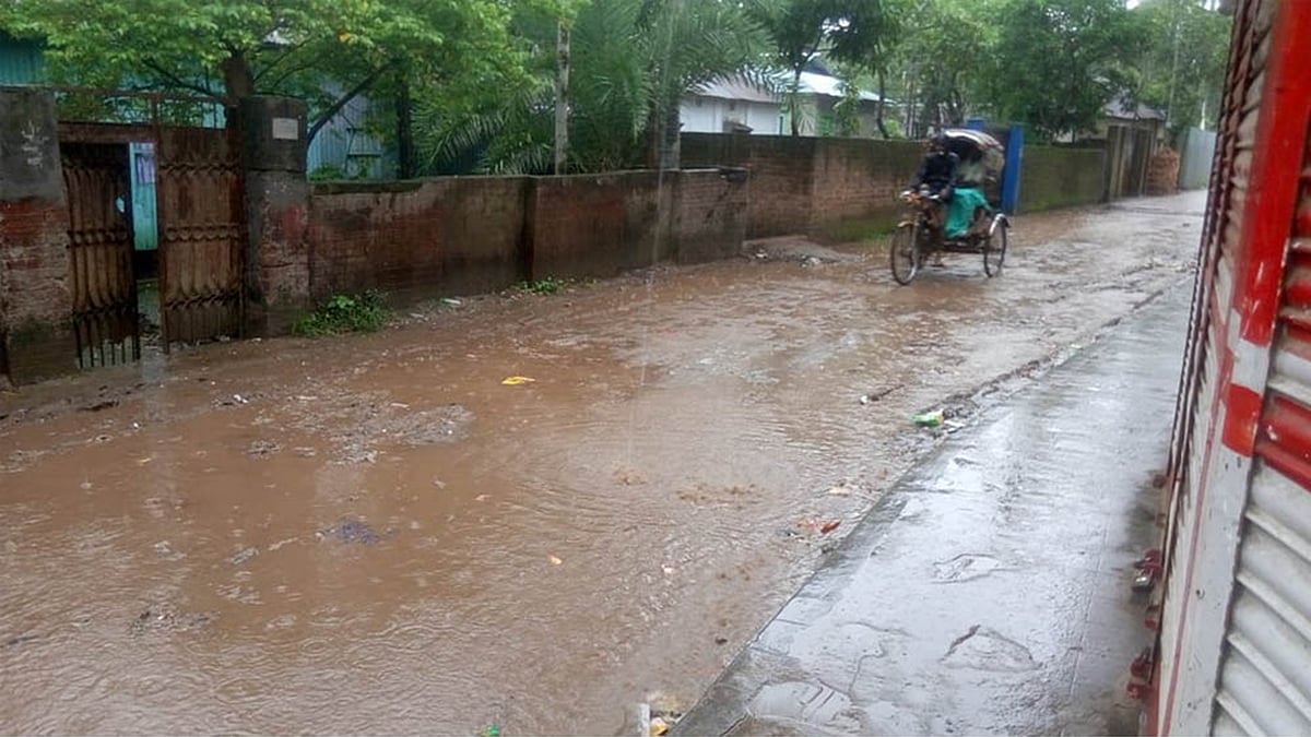 এলাকাবাসীর দলাদলিতে আটকে আছে সড়কের সংস্কারকাজ। এতে দুর্ভোগে কয়েক হাজার মানুষ। সম্প্রতি কিশোরগঞ্জ জেলা শহরে কলাপাড়া মোড়ে। ছবি: প্রথম আলো