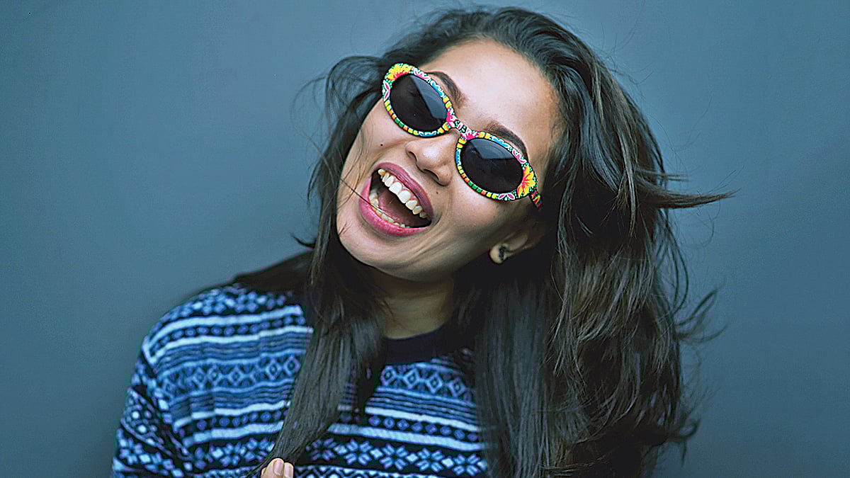 রোদচশমায় রিকশাচিত্রের ধাঁচে নকশা। ছবি: বিস্কুট ফ্যাক্টরি