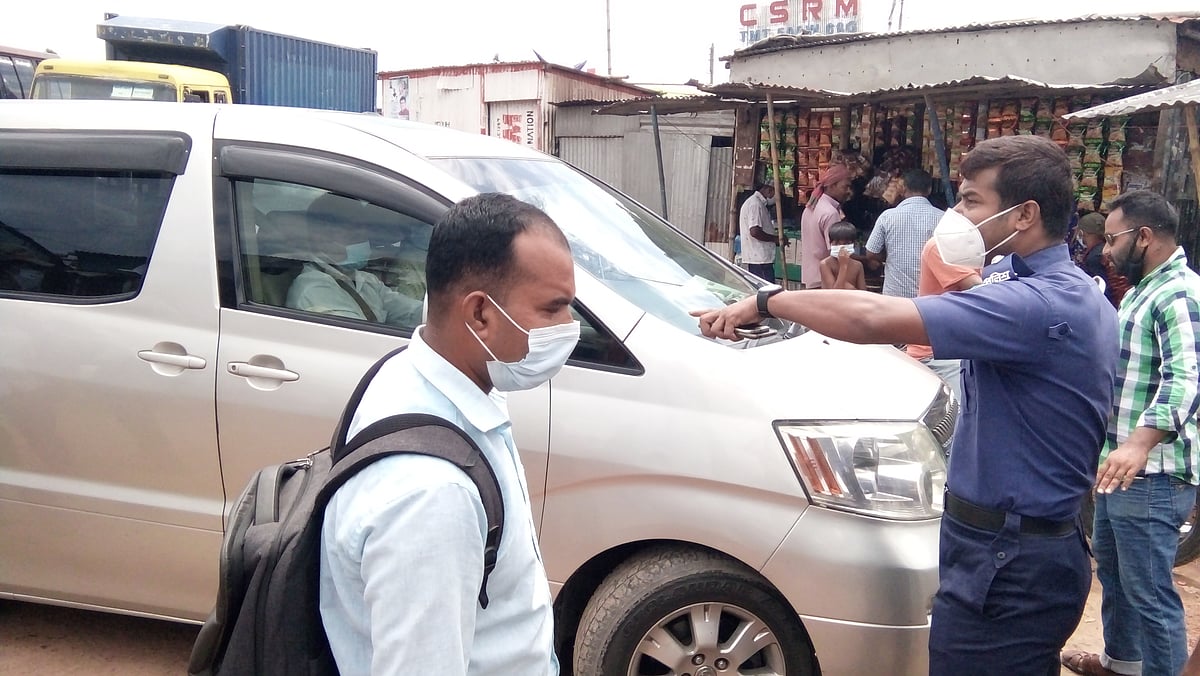 সিরিয়াল ভেঙে ফেরিতে ওঠার চেষ্টাকালে বিএনপির নেতা আলালের গাড়িটি ফিরিয়ে দেয় পুলিশ। বুধবার দুপুরে রাজবাড়ীর গোয়ালন্দ উপজেলার দৌলতদিয়া ফেরি ঘাটে। ছবি: প্রথম আলো