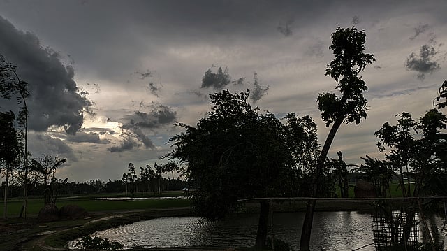 কয়েক দিন ধরে ভ্যাপসা গরমে অতিষ্ঠ পঞ্চগড়বাসী। এ গরম থেকে মুক্তি দিতে আকাশে মেঘের ঘনঘটা। বোদা উপজেলা, পঞ্চগড়, ৪ আগস্ট। ছবি: আজাহার ইসলাম