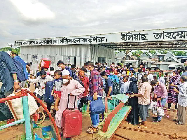 ঈদের ছুটি শেষে ঢাকামুখী মানুষের চাপ বেড়েছে মাদারীপুরের কাঁঠালবাড়ি লঞ্চঘাটে। গতকাল দুপুরে তোলা।  ছবি: প্রথম আলো