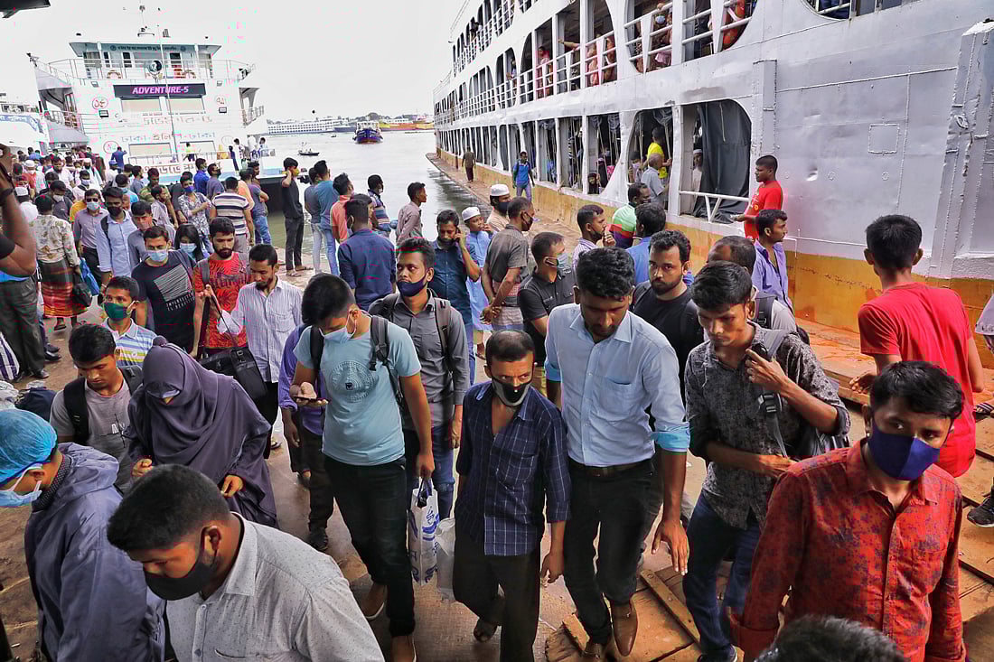 ঈদের ছুটি শেষে রাজধানীতে ফিরতে শুরু করেছে মানুষ। সদরঘাট টার্মিনালে চাঁদপুর থেকে আসা লঞ্চযাত্রীদের উপচে পড়া ভিড়। যাত্রীদের সামাজিক দূরত্ব বজায় রাখার মতো স্বাস্থ্যবিধি মানার কোনো বালাই নেই। ছবিটি বিকেল সাড়ে ৪টার দিকে তোলা। লালকুঠি ঘাট, ঢাকা, ৪ আগষ্ট। ছবি: দীপু মালাকার