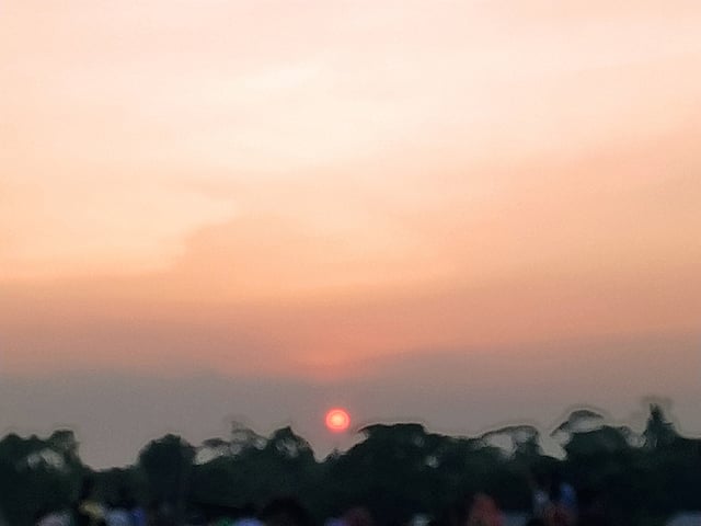 সূর্যাস্ত। নারায়ণগঞ্জের সোনারগাঁ উপজেলার সনমান্দী ইউনিয়নের হরহরদী ব্রিজের ওপর থেকে ছবিটি তোলা। ছবি: মো. মীমরাজ হোসেন