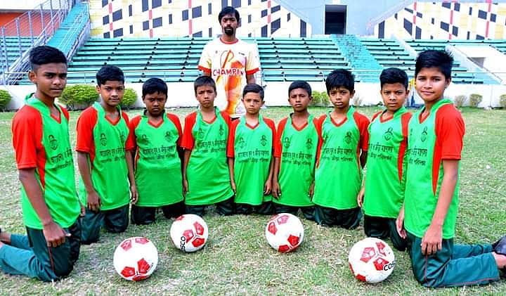 বঙ্গবন্ধু স্টেডিয়ামে খেলা শুরুর ফাঁকে বলবয়েরা। ছবি: সংগৃহীত।