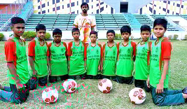 বঙ্গবন্ধু স্টেডিয়ামে খেলা শুরুর ফাঁকে বলবয়েরা। ছবি: সংগৃহীত।
