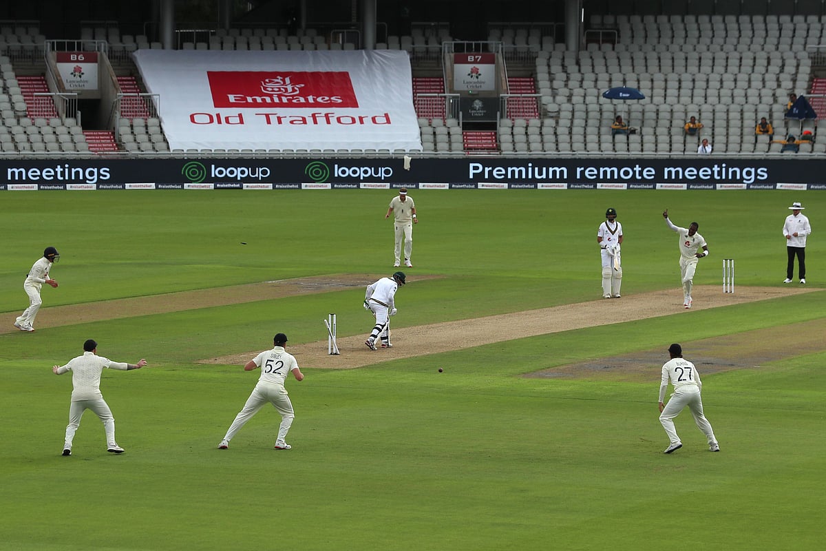 আর্চারের বলে বোল্ড আবিদ আলী। ছবি: এএফপি।