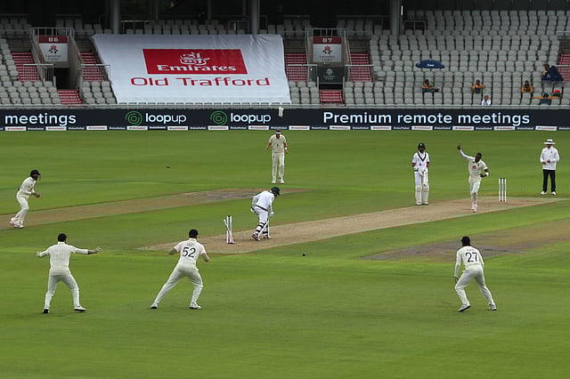 আর্চারের বলে বোল্ড আবিদ আলী। ছবি: এএফপি।
