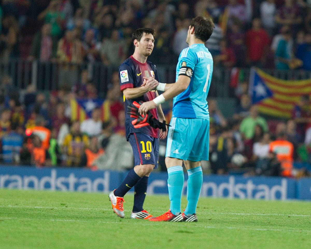 মাঠে মুখোমুখি লিওনেল মেসি ও ইকার ক্যাসিয়াস। ছবি: সংগৃহীত।