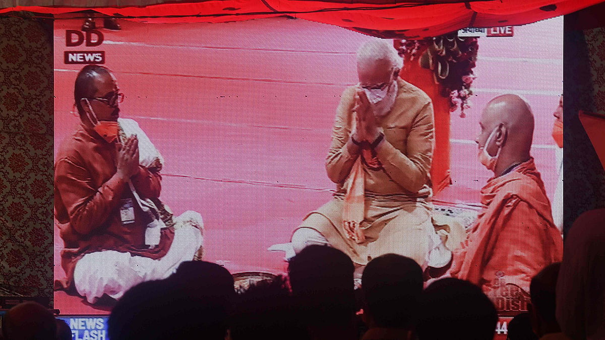 অযোধ্যায় রাম মন্দিরের ভিত্তি প্রস্তর অনুষ্ঠানে ভারতের প্রধানমন্ত্রী নরেন্দ্র মোদি। টেলিভিশনে সরাসরি সম্প্রচারিত এই অনুষ্ঠান দেখছে দিল্লির মানুষ। ০৫ আগস্ট, ভারত। ছবি: এএফপি