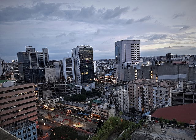 নগরীর নীল আকাশে সাদা মেঘের ভেলা।