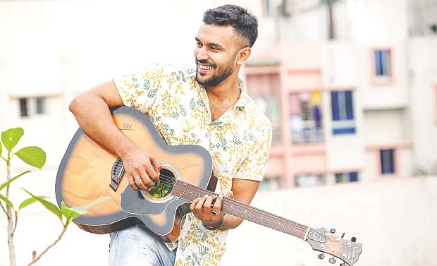 চারদিকের চাপ মাথায় নিয়ে নিজেকে বিপর্যস্ত না করে মনটাকে চাঙা রাখার চেষ্টা করুন। মডেল: নিহাফ, ছবি: কবির হোসেন