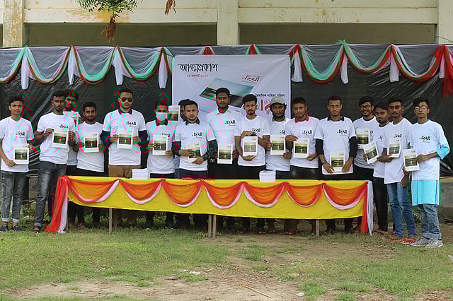 ২ আগস্ট সাতক্ষীরার কলারোয়া উপজেলার ১১ নং দেয়াড়া ইউনিয়নের একঝাঁক তরুণের প্রচেষ্টায় আত্মপ্রকাশ ঘটল ত্রৈমাসিক সাহিত্য সাময়িকী ‘মহুয়া’। সাময়িকীটির সম্পাদনা করেছেন গাজী তৌহিদ। ছবি: বিজ্ঞপ্তি