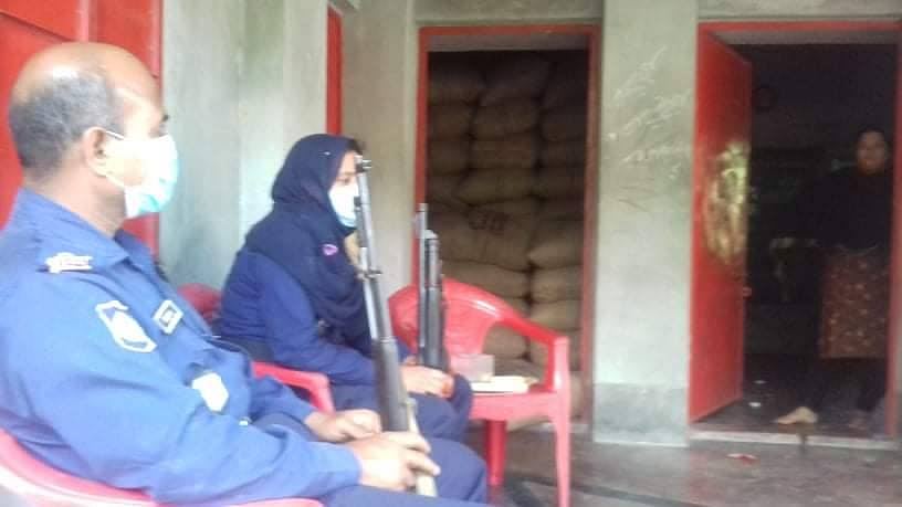 চেয়ারম্যান তোফাজ্জল হোসেনের নাতজামাই কুরবান আলীর বাড়ি থেকে ১০০ বস্তা সরকারি গম জব্দ করেছে পুলিশ। ছবি: প্রথম আলো