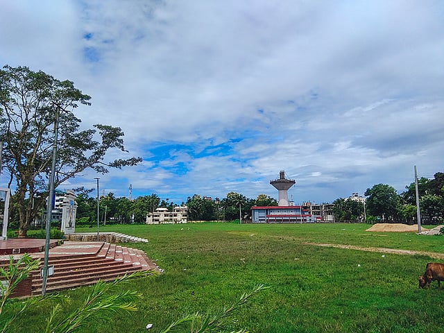 এটা মৌলভীবাজার সরকারি উচ্চবিদ্যালয়ের খেলার মাঠ। করোনার ছোবলে পড়ে আজ এই জনকোলাহলপূর্ণ খেলার মাঠও একাকিত্ব বরণ করেছে। এখন আর সাদা রঙের শার্ট-সাদা প্যান্ট পরা কেউ মাঠের বুকে খেলা করে না। ছবিটি আজ বুধবার তোলা। ছবি: কামরান আহমদ