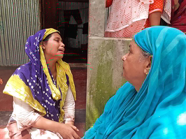 আদরের ছোট বোন জিয়াসমিনের আহাজারি। ছবি: প্রথম আলো