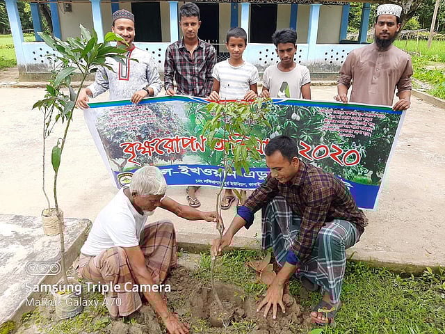 ‘ফলের গাছ লাগান, স্বাস্থ্য ও পরিবেশ বাঁচান’ স্লোগান সামনে রেখে সিলেটের কানাইঘাট উপজেলার শিক্ষা ও সামাজিক সংগঠন আল-ইখওয়ান এডুকেশন ট্রাস্টের উদ্যোগে শিক্ষাপ্রতিষ্ঠান, মসজিদ, উপাসনালয়সহ এলাকার গুরুত্বপূর্ণ পয়েন্টে বিভিন্ন রকম ফলের গাছ রোপণের মাধ্যমে সপ্তাহব্যাপী বৃক্ষরোপণ কর্মসূচি চলছে। গতকাল মঙ্গলবার (৪ আগস্ট) স্থানীয় ভাটি বারাপৈত সরকারি প্রাথমিক বিদ্যালয় মাঠে উদ্বোধনী অনুষ্ঠানের মাধ্যমে সপ্তাহব্যাপী বৃক্ষরোপণ কর্মসূচির যাত্রা শুরু হয়। ছবি: রুমান হাফিজ