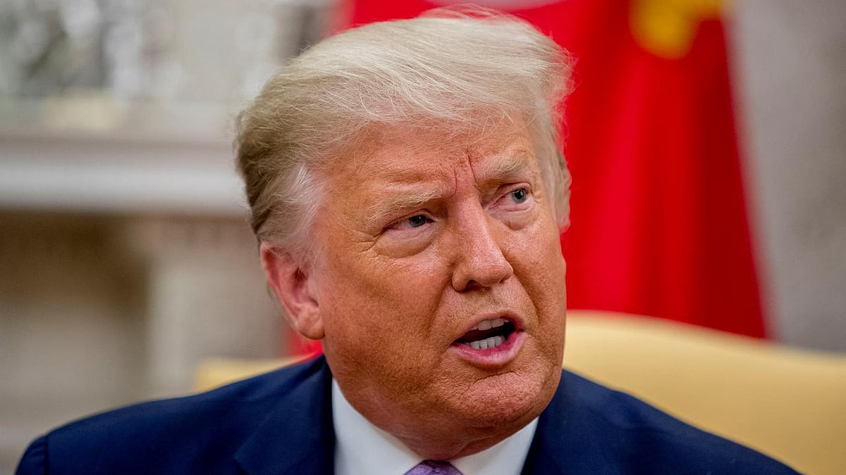 মার্কিন প্রেসিডেন্ট ডোনাল্ড ট্রাম্পের পোস্টের বিরুদ্ধে ব্যবস্থা নিয়েছে ফেসবুক ও টুইটার। ছবি: রয়টার্স